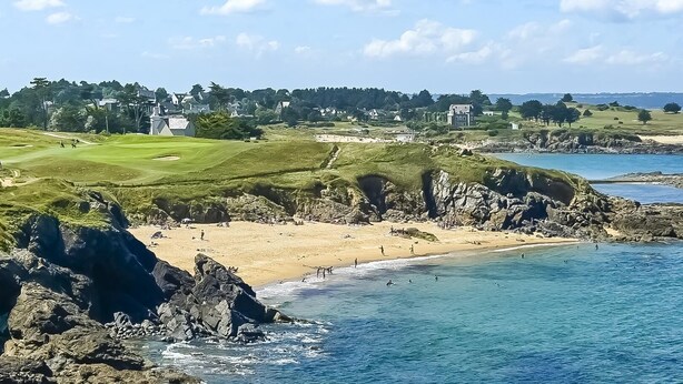 A coastal landscape with a beach, rocky shoreline, and a golf course. - Les Elfes - DINARD - City break (DINARD)