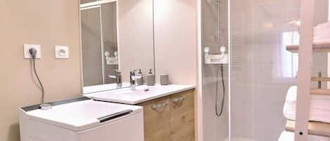 Douche, séchoir à cheveux, serviettes fournies