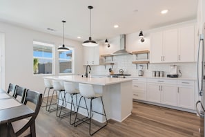 Fridge, microwave, oven, stovetop - Luxe Serenity: Pool, Spa, BBQ, FirePit, at TerraLago! (Indio)