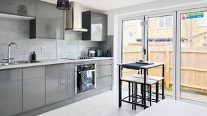 House, Smoking - Amythest 4BR all With Ensuite Parking (Cambridge)