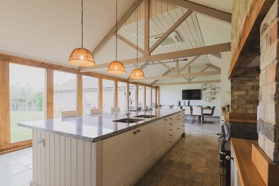 TYE Barn 5BR With Games Room Pet Friendly