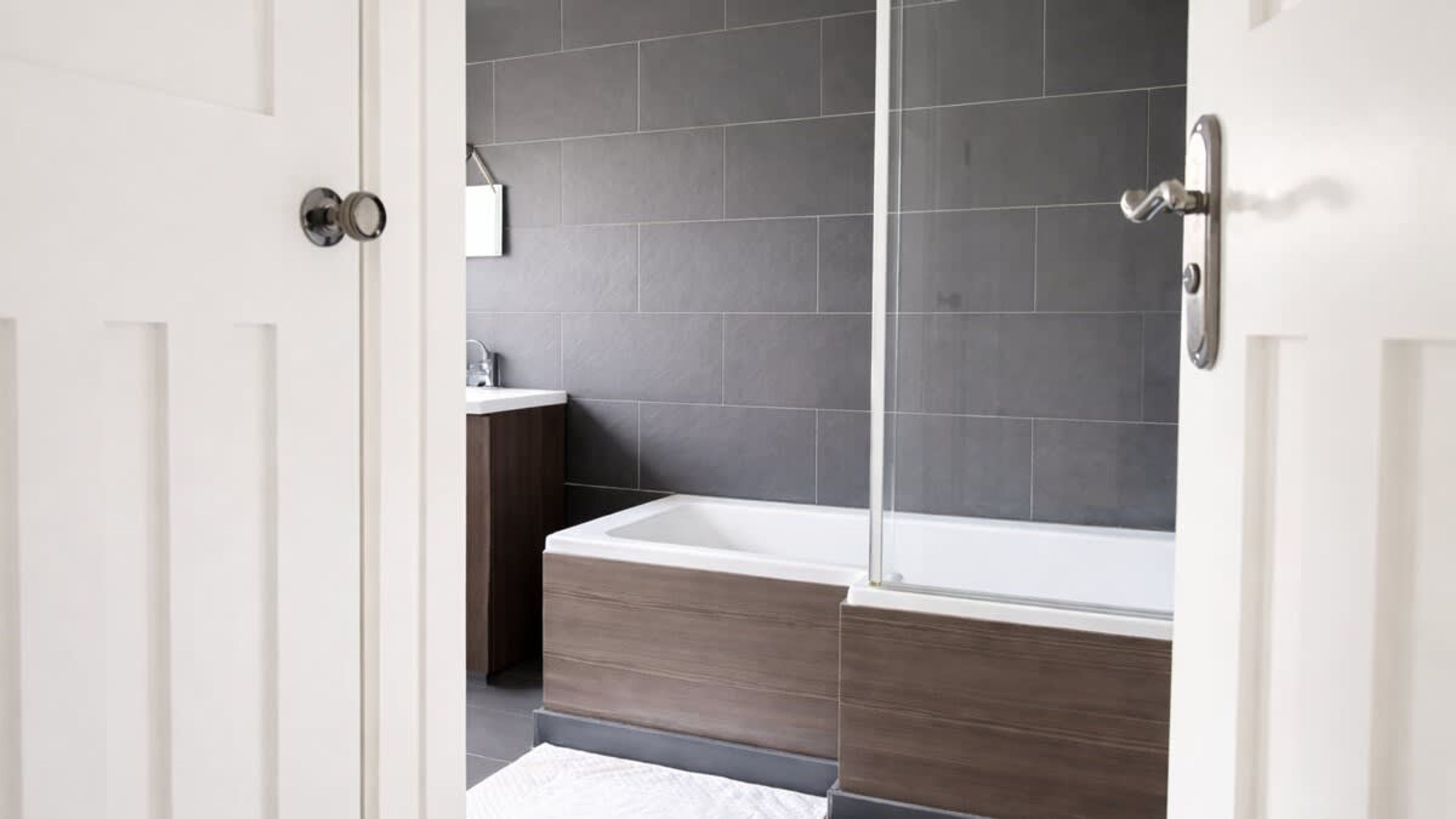 Un baño moderno con una bañera, ducha y lavabo.