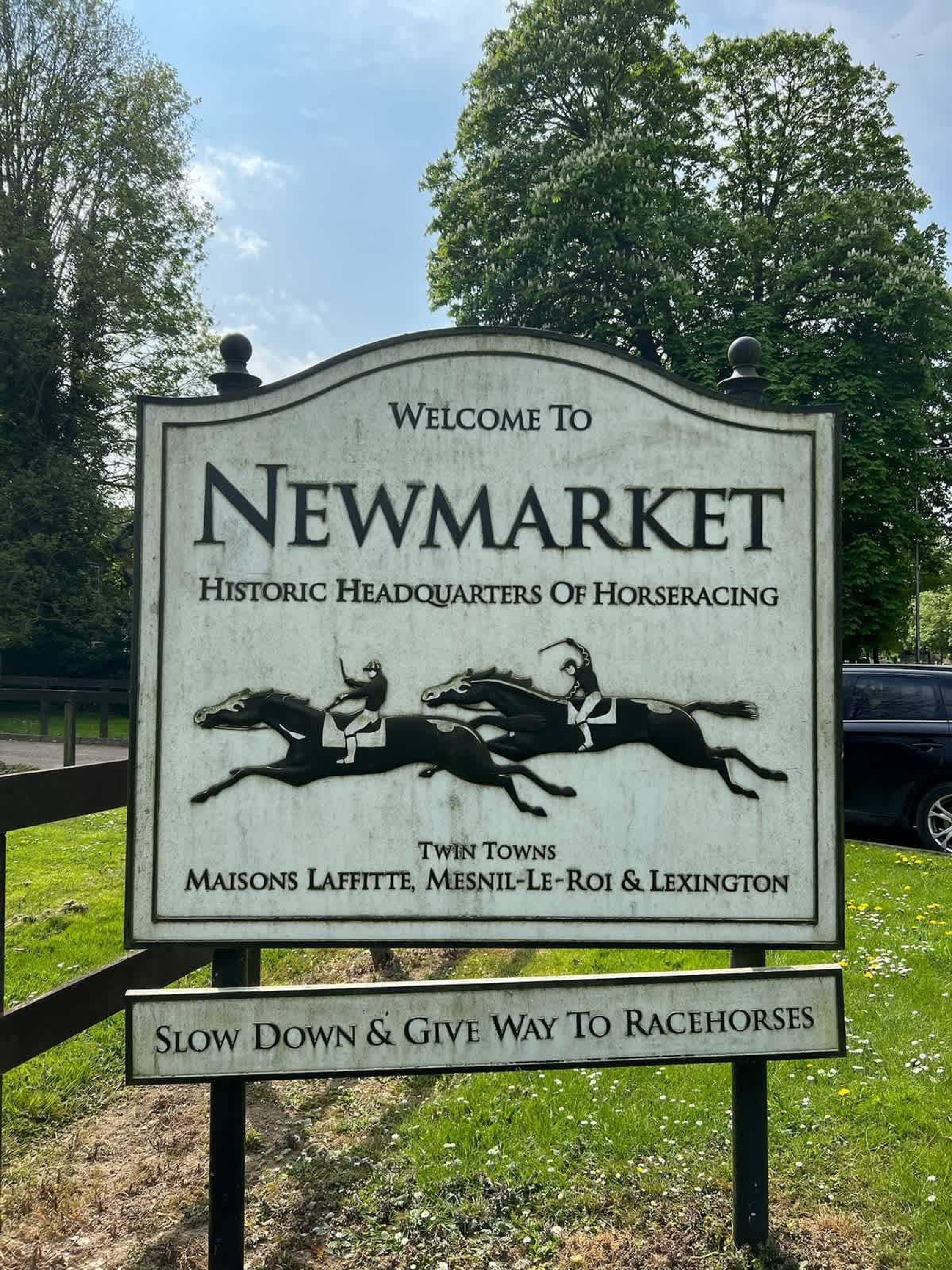 Newmarketin kaupunkiin johtava tervetulotoivotusviesti kertoo, että Newmarket on historiallinen hevosurheilun keskus, ja se sijaitsee Maisons Lafitten, Mesnil-Le-Roin ja Lexingtonin kaltaisten ystävyskaupunkien alueella.