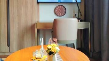Room, 1 Bedroom, Accessible, Private Pool | Dining room