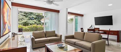 อพาร์ทเมนท์, เตียงใหญ่ 2 เตียง, ใช้สระว่ายน้ำได้, วิวทะเล (Grand Miramar B105) | บริเวณนั่งเล่น