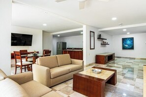 Departamento, 2 camas matrimoniales, acceso a la alberca, vista al océano (Grand Miramar B105) | Área de sala de estar