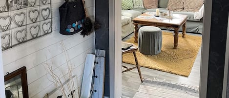 Un accogliente soggiorno con divano, tavolino e decorazioni a parete.