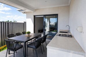 Outdoor dining - Macarthur Stay - Spacious 4BR Home with Outdoor Area (Claymore)