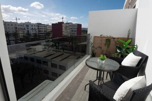 Outdoor dining - Cozy Apartment near Corniche & Mosque Hassan II • Balcony • Parking & Wi-Fi (Casablanca)