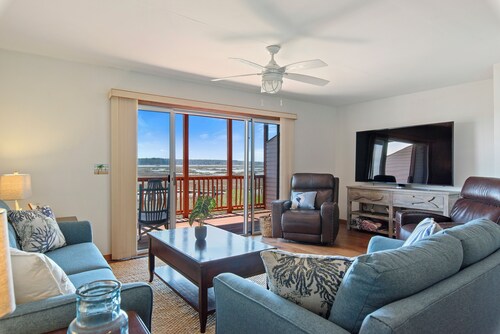 Crabby Baker | Waterfront w/ Direct Lighthouse View!