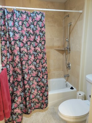 Hair dryer, towels, soap, toilet paper - Comfortable 2-bedroom Mid-term rental with AC in friendly Norco neighborhood (Norco)