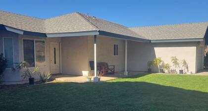 Comfortable 2-bedroom Mid-term rental with AC in friendly Norco neighborhood
