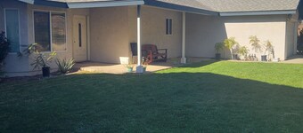 Comfortable 2-bedroom Mid-term rental with AC in friendly Norco neighborhood