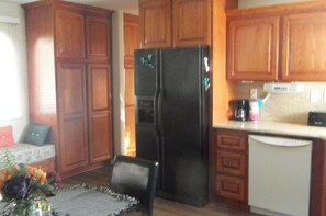 Interior - Comfortable 2-bedroom Mid-term rental with AC in friendly Norco neighborhood (Norco)