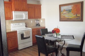 Fridge, microwave, oven, stovetop - Comfortable 2-bedroom Mid-term rental with AC in friendly Norco neighborhood (Norco)