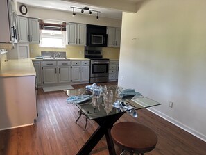 Private kitchen - Perfect fit for FIFA World Cup visitors! 4-bedroom house in close-by Clifton (Clifton)