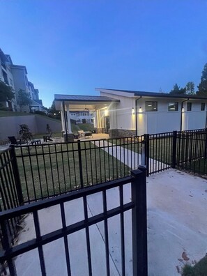 Property grounds - ​Ultimate Convenience: Spacious 1BR in the Heart of Cumberland (Atlanta)