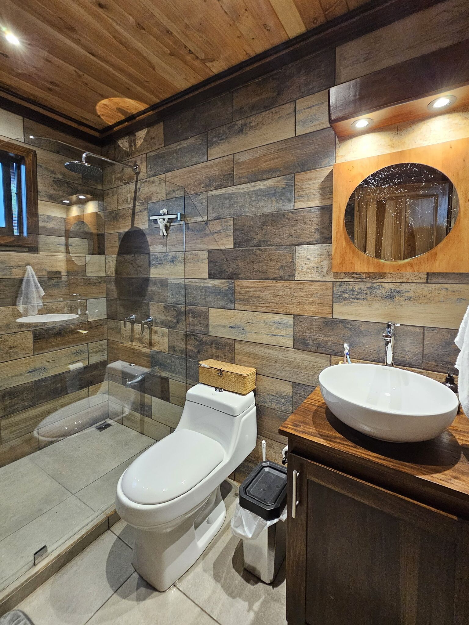 Douche, sèche-cheveux, bidet, serviettes fournies
