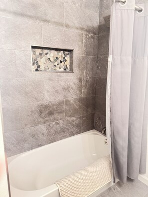 Dusche, Haartrockner, Handtücher, Seife