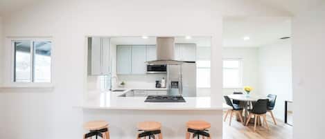 Refrigerador, microondas, horno y parrilla de estufa