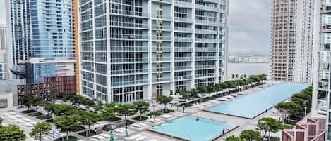 Familien-Suite, Balkon, Stadtblick | Pool