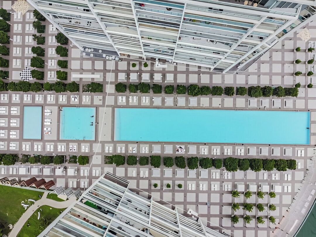 家庭套房, 阳台, 城市景观 | 泳池