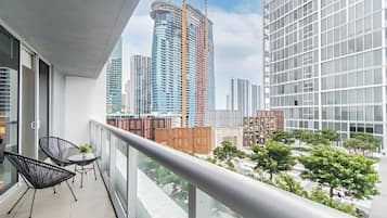 Familien-Suite, Balkon, Stadtblick | Unterkunftsgelände