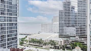 Familien-Suite, Balkon, Stadtblick | Außenbereich