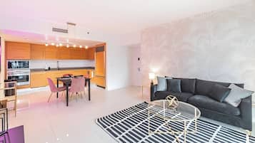 Familien-Suite, Balkon, Stadtblick | Wohnbereich