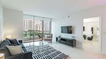 Family Suite, Balcony, City View | Living area