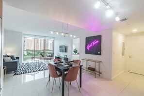 Familien-Suite, Balkon, Stadtblick | Innenbereich