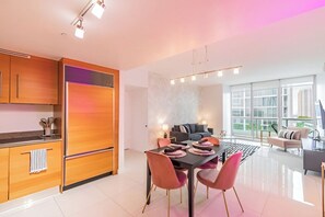 Familien-Suite, Balkon, Stadtblick | Innenbereich