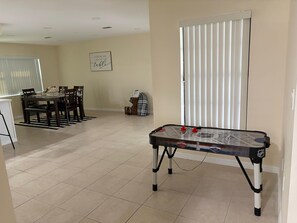 Games room - Beautiful 3-bedroom house with AC in adorable New Port Richey (New Port Richey)