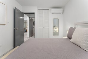 2 bedrooms, desk, iron/ironing board, WiFi - Corcega Apartment 1H - Walking to the beach (Stella)