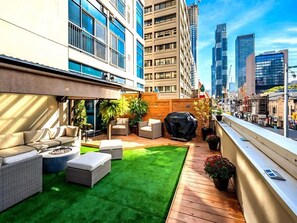 Terrace/patio - Spacious Downtown 1BR w/ Private Terrace & BBQ Grill+ Pet-Friendly! (Toronto)