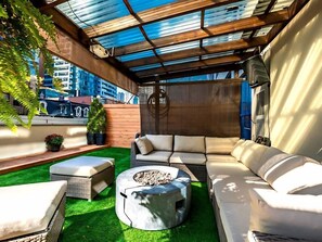 Terrace/patio - Spacious Downtown 1BR w/ Private Terrace & BBQ Grill+ Pet-Friendly! (Toronto)