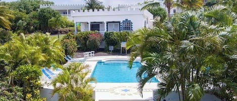 Villa, 2 slaapkamers, uitzicht op tuin | Zwembad | Een buitenzwembad