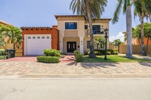 Exterior - Spacious 3BR/3BA Villa | Diamante 159 by Bocobay (Noord)