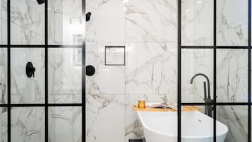 Maison Luxe, 5 chambres, non-fumeurs, animaux de compagnie acceptés | Salle de bain | Serviettes fournies, savon, shampoing, papier toilette