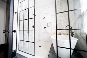 Maison Luxe, 5 chambres, non-fumeurs, animaux de compagnie acceptés | Salle de bain | Serviettes fournies, savon, shampoing, papier toilette