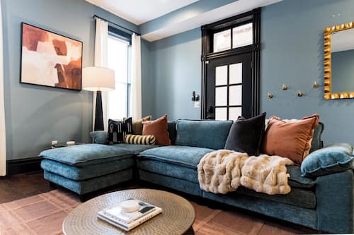 Maison luxueuse, 5 chambres, non-fumeur, animaux de compagnie acceptés | Aire de séjour | Téléviseur connecté de 55 po avec télévision numérique, Netflix, Hulu