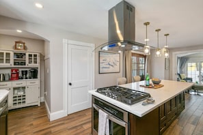 Private kitchen - Spacious 5BR Executive Retreat - 10 Min to Boston (Milton)