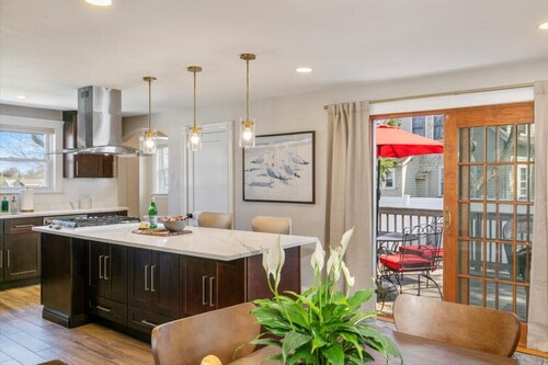 Spacious 5BR Executive Retreat - 10 Min to Boston