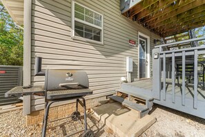 Terrace/patio - Peaceful Lodge Minutes to Silver Dollar City & Indian Point Marina_Free Attraction Tickets_Cmty Pool (Branson)