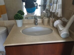 Sèche-cheveux, serviettes fournies, savon, papier toilette