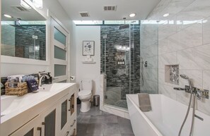 Luxury House, Non Smoking | Bathroom | Free toiletries, soap, shampoo, toilet paper - Empress Cabana Spa Bliss (Houston)