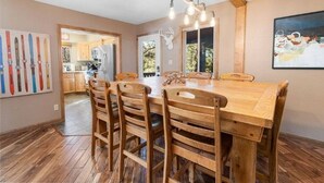 Dining - Charming 5-bedroom cabin in Big Bear perfect for your getaway (Big Bear)