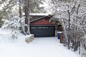 Property grounds - The Ridge- 5-bd, 3.5bath cabin in Big Bear perfect for your getaway (Big Bear)