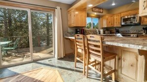 Private kitchen - Charming 5-bedroom cabin in Big Bear perfect for your getaway (Big Bear)