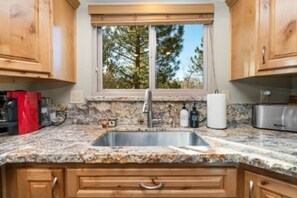Private kitchen - The Ridge- 5-bd, 3.5bath cabin in Big Bear perfect for your getaway (Big Bear)
